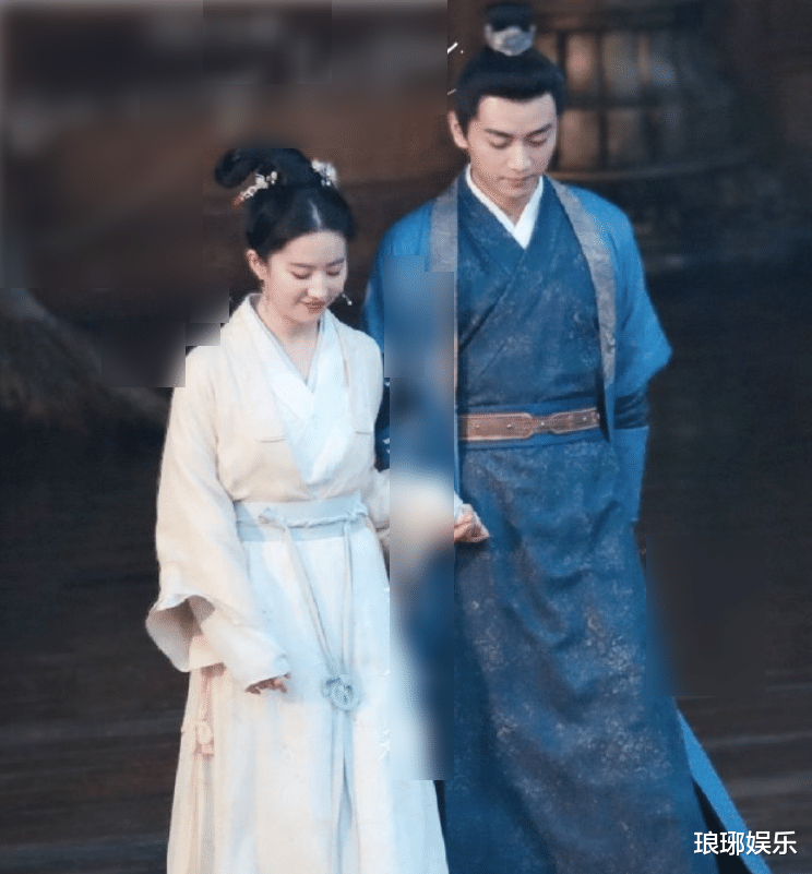 刘亦菲|刘亦菲和女配合影上热搜，一张图获5000w浏览，生图堪比精修