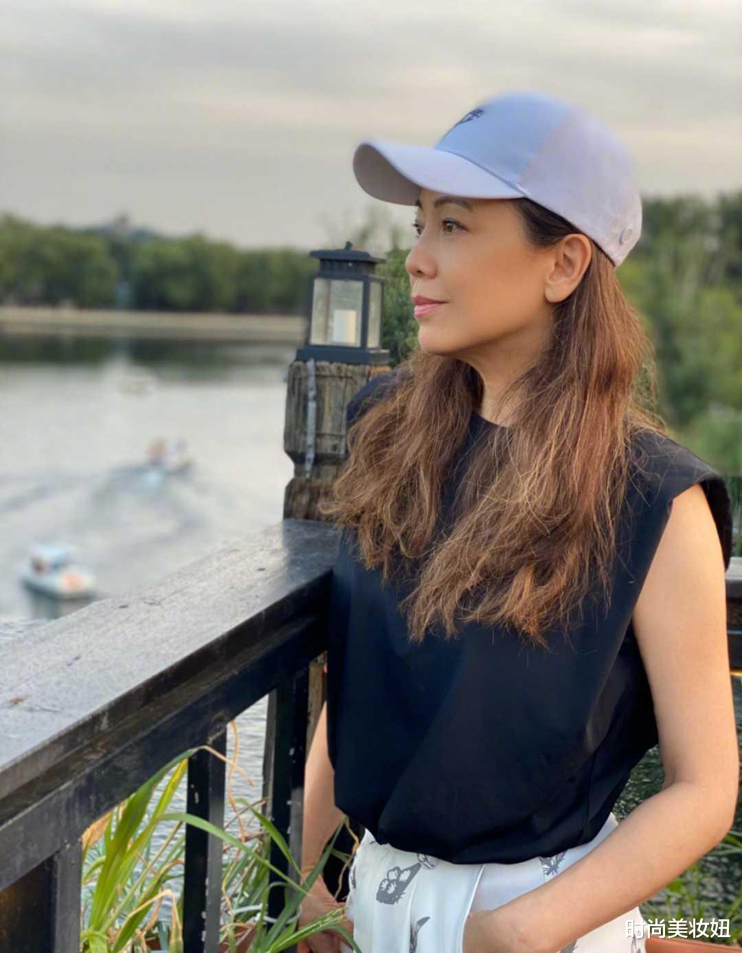 时尚美妆妞|邓萃雯越老越耐看，穿黑色背心配五分裤洋气又减龄，真不像55岁