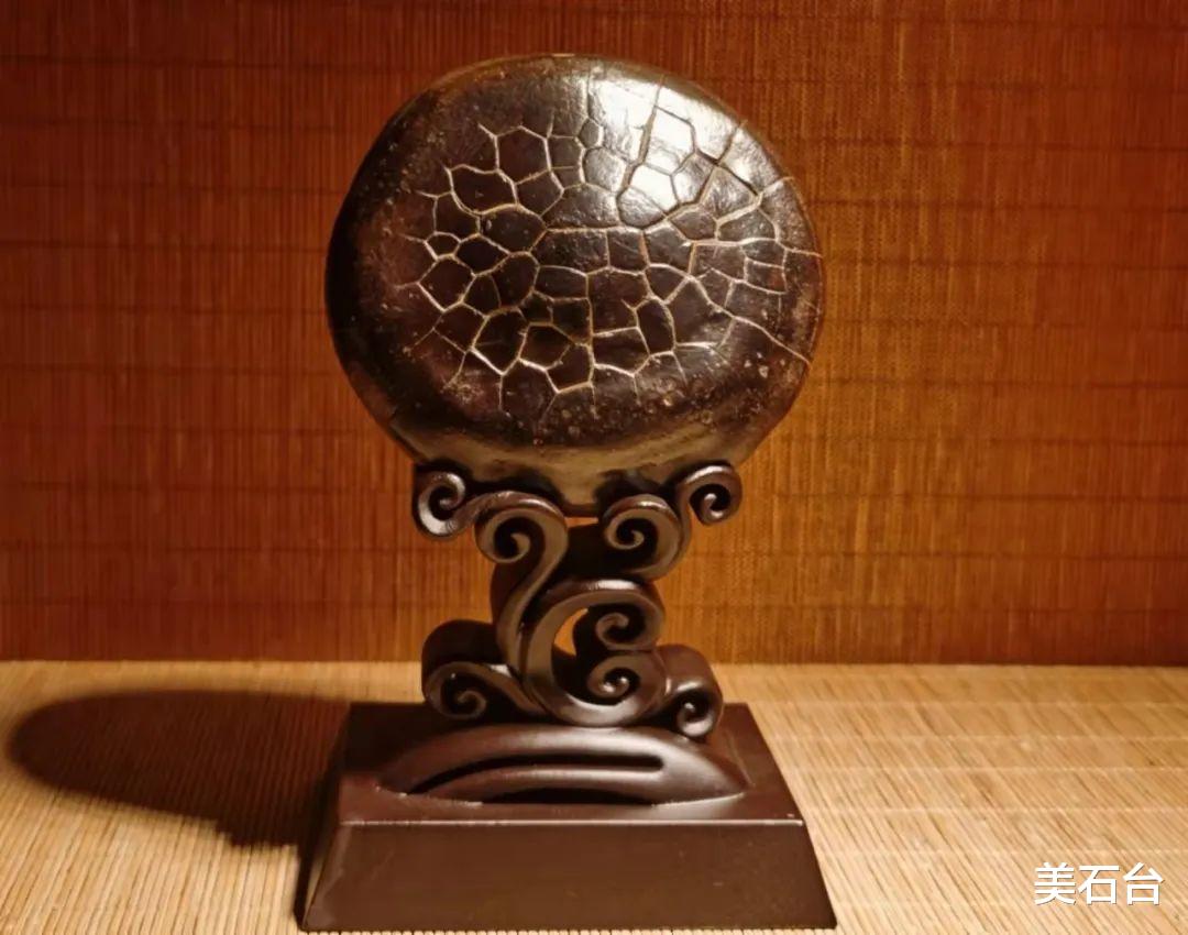 十几人挑剩下的,200元捡漏的石头,他卖了8万