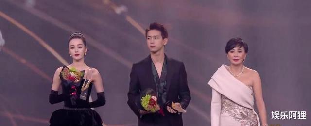 迪丽热巴|迪丽热巴恋情新锤？躲避好心搀扶的李现，却主动靠近黄景瑜身边