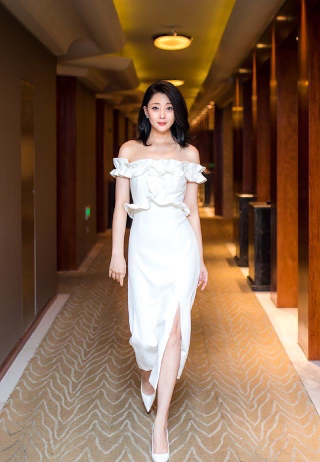 闲鱼有话说 真不敢相信殷桃才92斤，穿旗袍大秀曲线美，撩发的瞬间也太迷人了