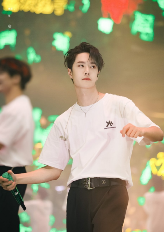 李易峰|支援变作秀？网友曝王一博到河南后粉丝齐摆拍，他挥手像是来视察