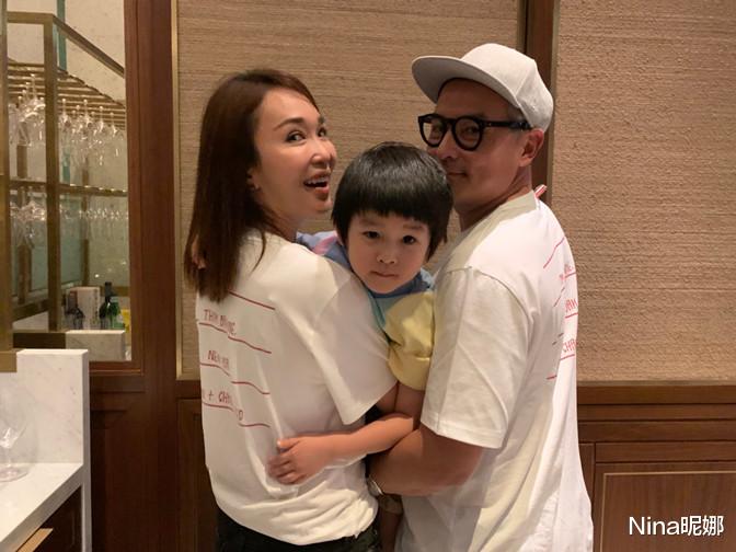 长津湖|“杨过”李铭顺坐镇新剧发布会，穿西装没笑容太严肃，50岁头发花白差点认不出