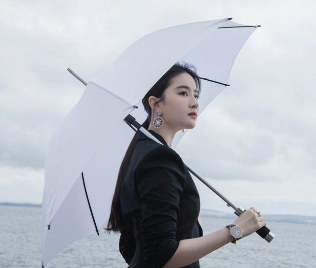 西装|31岁刘亦菲改变风格,一袭黑色西装搭配低马尾,潇洒又帅气