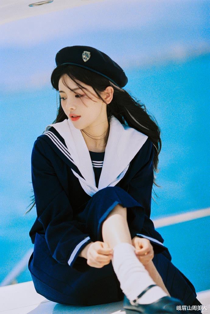 杨超越|被杨超越最新写真美到了，穿水手“制服”配白丝袜，清纯感满满