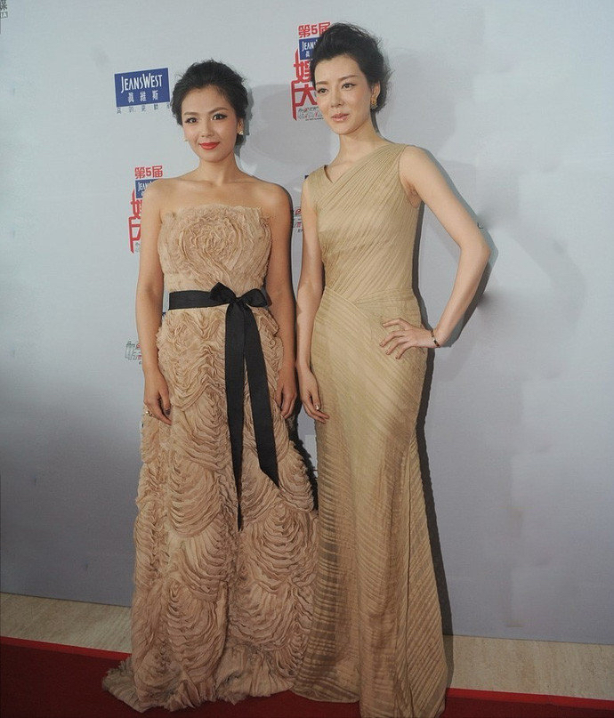 刘涛|刘涛车晓罕见同框，两人同穿裸色礼裙，一个明艳一个温婉，都好美