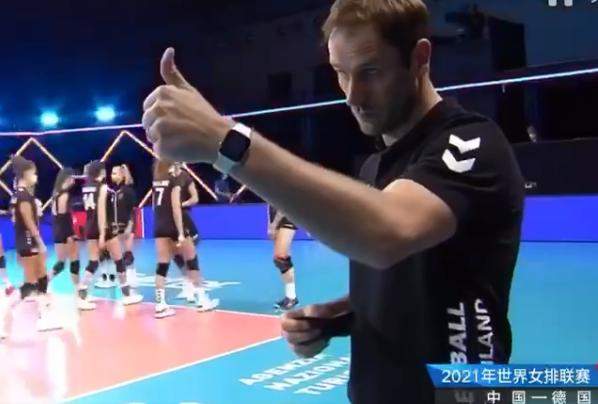 女排|服了！德国主帅向郎平竖大拇指，满眼的敬意，女排姑娘太拼了