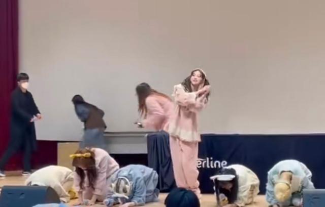 杜海涛|21岁女爱豆不跪韩粉获好评，明星下跪时惹争议，杜海涛曾跪权志龙