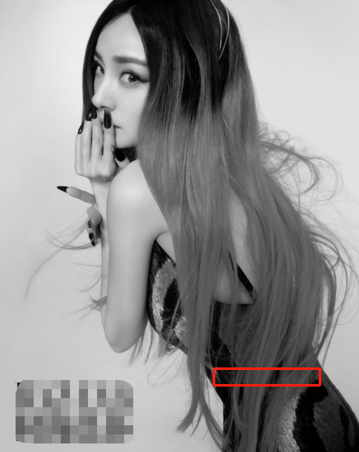 杨幂|杨幂罕见穿吊带裙拍杂志！侧身炫出一片美背，超细腰围堪比巴掌大