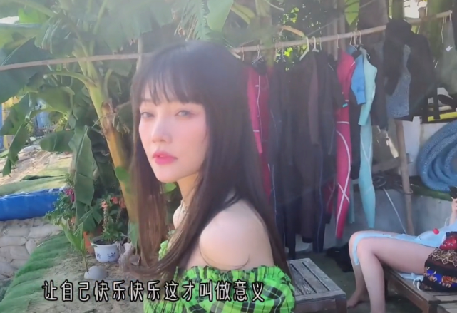 李小璐|李小璐复婚无望努力拼事业,意外露出腋下赘肉,P图过猛认不出