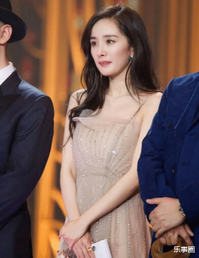 杨幂|街拍下杨幂生图流出，脱离了精修和美颜的她，真实颜值令人吃惊