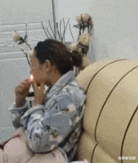 在沙漠里看到了一只死掉的蜥蜴,前面还有一个饮料的易拉罐,这个故事告诉了我们什么道理呢?哈哈哈哈