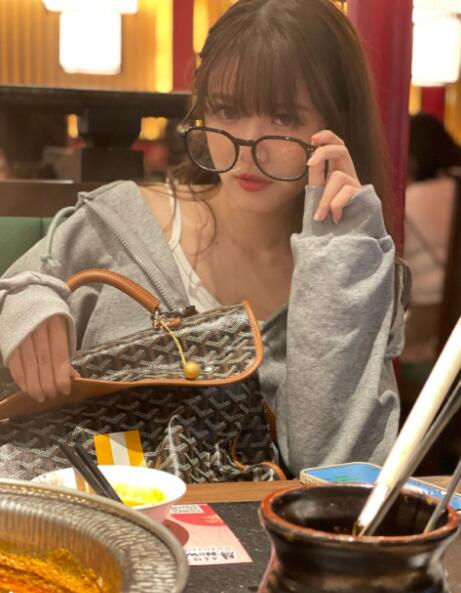 骆歆|真不怪二哥！骆歆穿肚兜吃火锅，网友：有半藏森林那味了