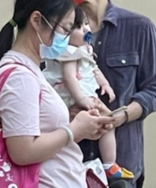 向佐|向太带郭碧婷逛街被偶遇，cora被向佐抱怀中正脸曝光，吸着奶嘴超可爱