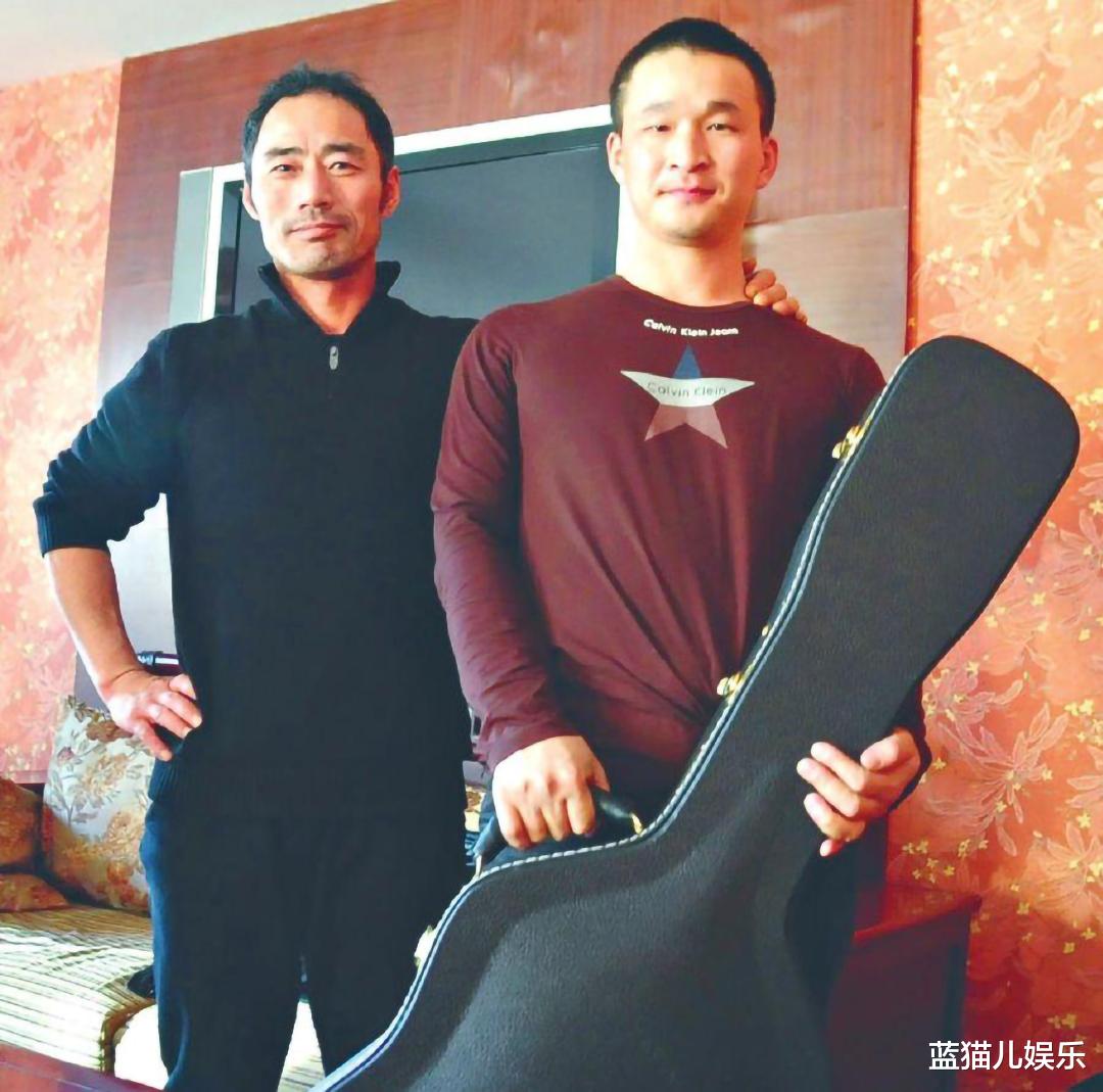 蓝猫儿娱乐 大衣哥光膀子再次引发围观，村民疯狂跟拍，网友的评论让人心寒