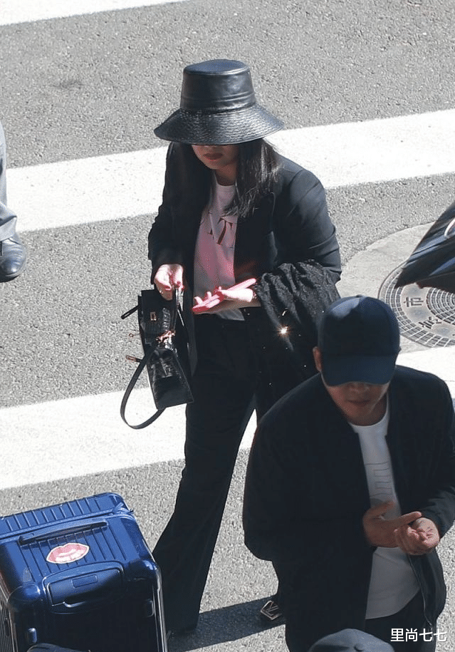 李湘|李湘母女三亚度假，11岁诗龄胖出新高度，体重直追妈妈走路霸气