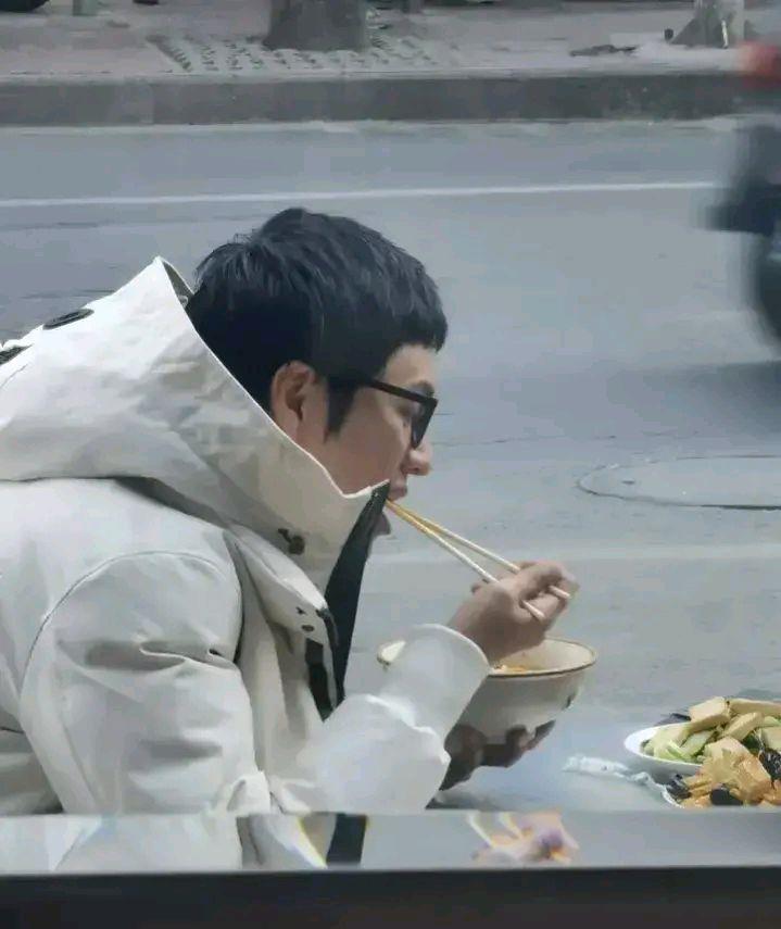 陈坤|陈坤坐马路边吃饭？张庭林瑞阳值得同情吗？刘维预言成真？