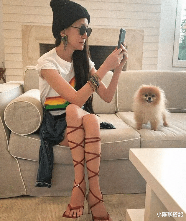 小陈聊搭配|72岁王薇薇胜似27岁少女，全网都在夸的时装设计师究竟有什么魔力