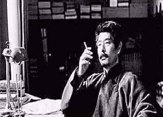 鲁迅兄弟为何反目成仇，因为他偷看了弟媳洗澡吗？看看邻居怎么说