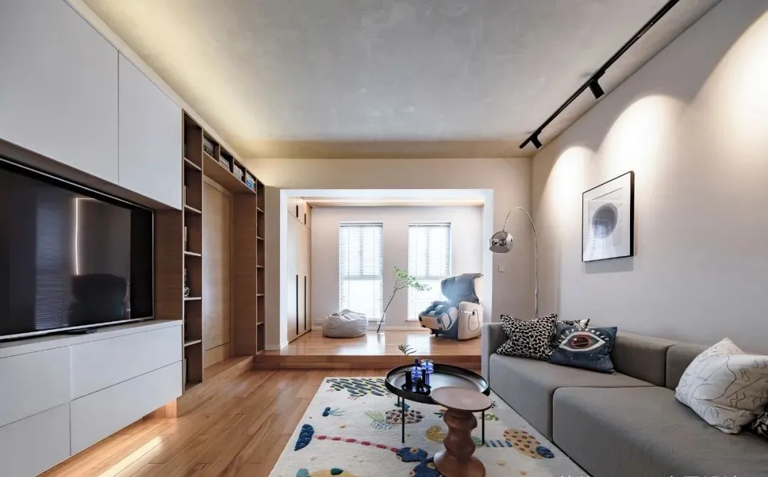 空间色彩整体以黑白灰为主搭配原木,软装配饰点缀蓝色、灰粉,融入金属、亚克力等材质!