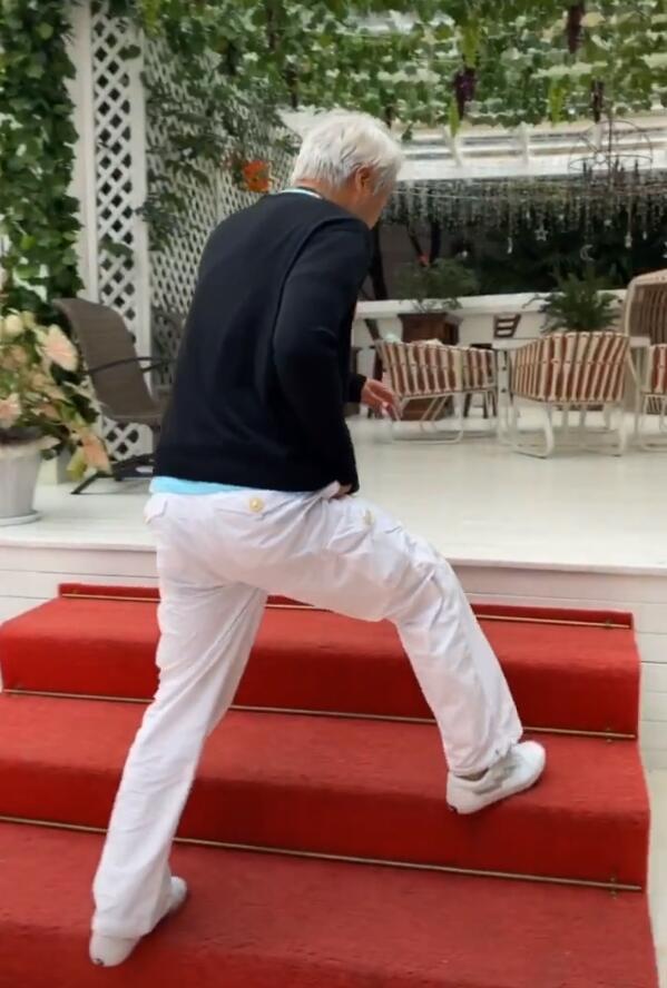 林瑞阳|61岁林瑞阳下楼梯需要人搀扶，全腿贴满膏药，一脸痛苦愁眉不展