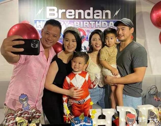 胡杏儿|胡杏儿一家为长子庆生，她打扮隆重发际线却堪忧，老公越老越帅气