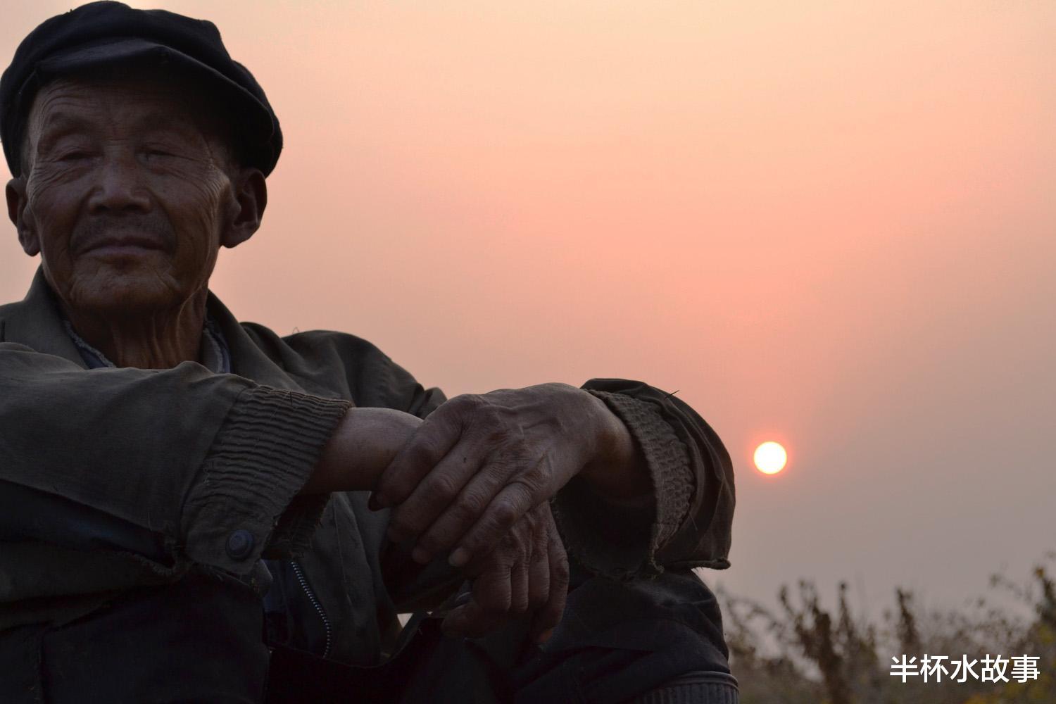 民间故事|民间故事：老人钓鱼时，大鱼不吃钩也不走，等掉水里才知是为等他