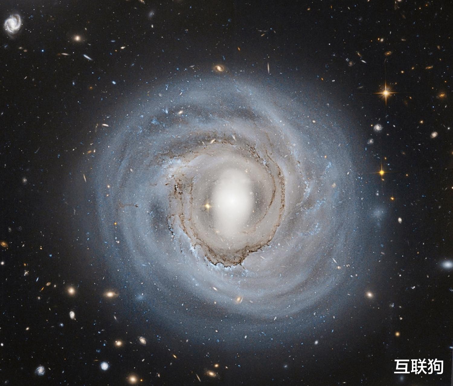 我们都被NASA“骗”了?神舟13号宇航员出舱后,暴露了真实的太空