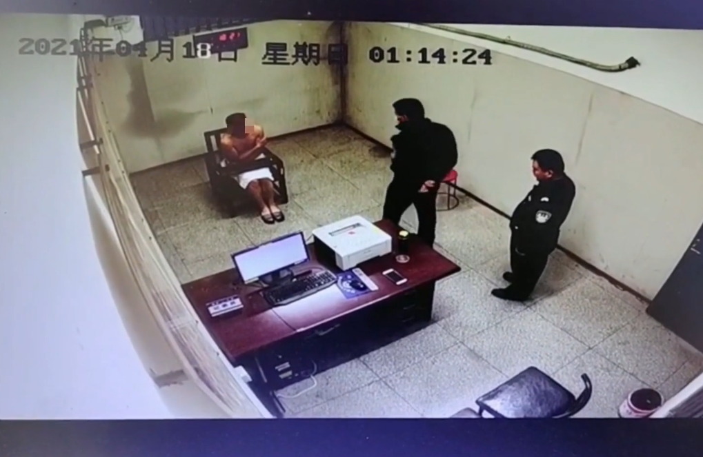 视野新闻周刊 安徽男子酒后猥亵朋友女儿,被抓时全身仅围一条浴巾,警方:行政拘留9日