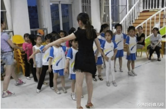 小雪妈妈育儿经|幼儿园老师穿着“太出格”,引起家长不满,集体抵制却遭老师怒怼