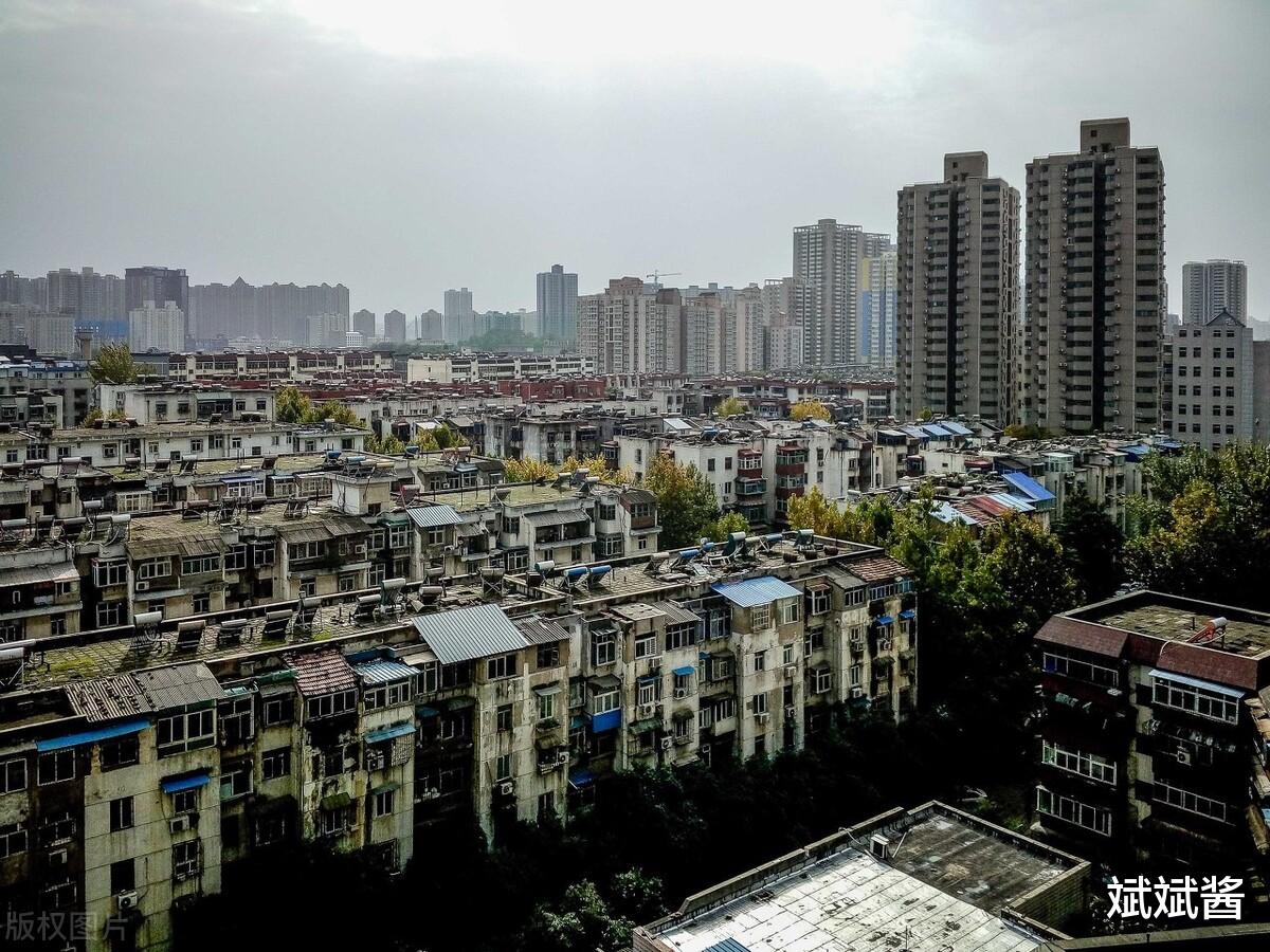 购房置业|为什么很多人专门去买老旧小区的顶楼？