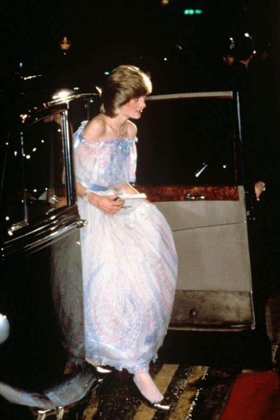 戴安娜20歲懷上威廉，穿著粉藍色的公主裙睡著，像落入凡間的精靈-圖5