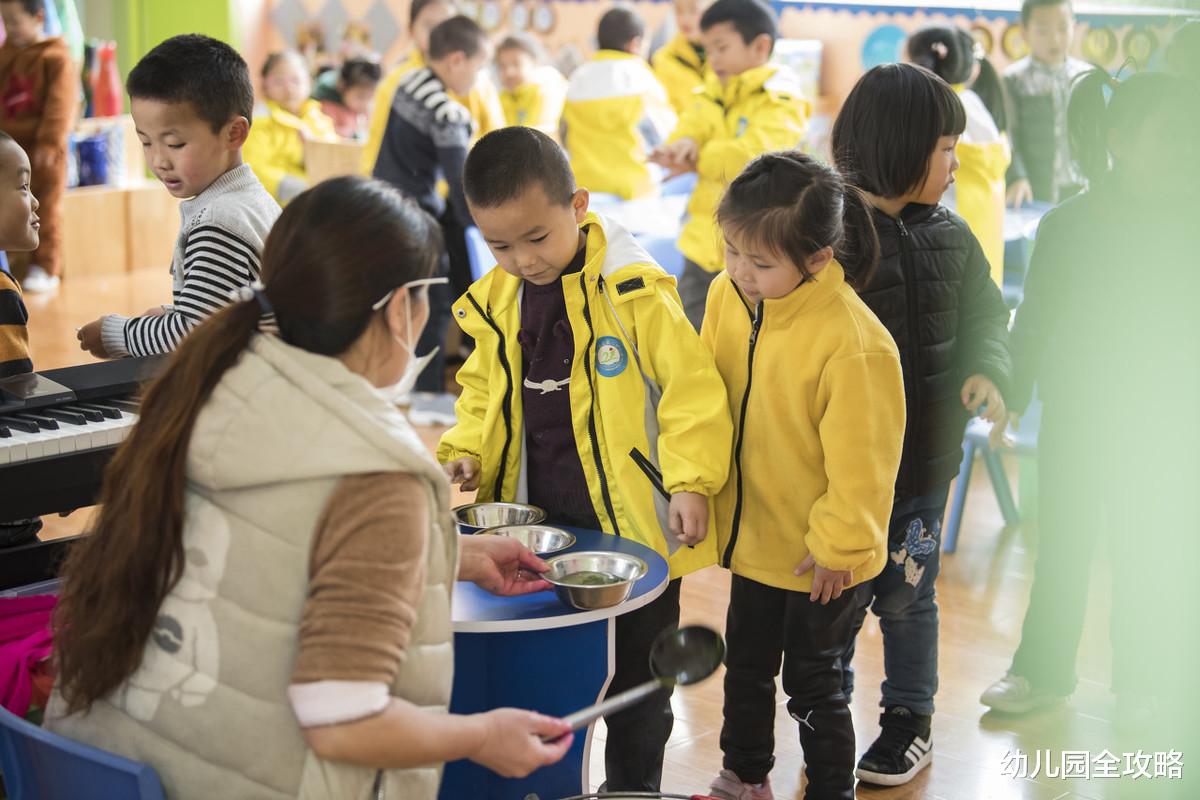 幼儿园全攻略|幼儿园保育员是怎样的存在?请不要叫她们“阿姨”,她们也是老师