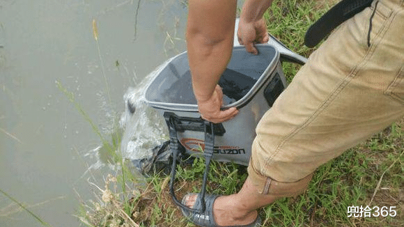 湖南|湖南一男子钓鱼玩出新花样，鱼获拿来沃肥种花，网友：种鱼得鱼？