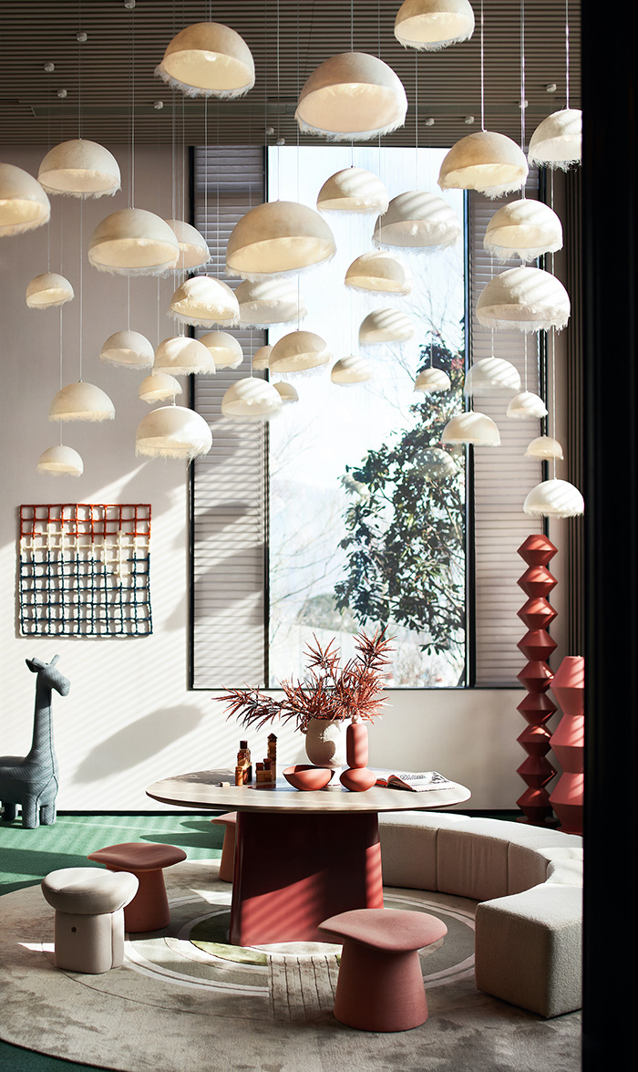 小美涵Emily|浓丽而风雅的枫红、粗粝质感的灰调,演绎当代超逸与东方情怀