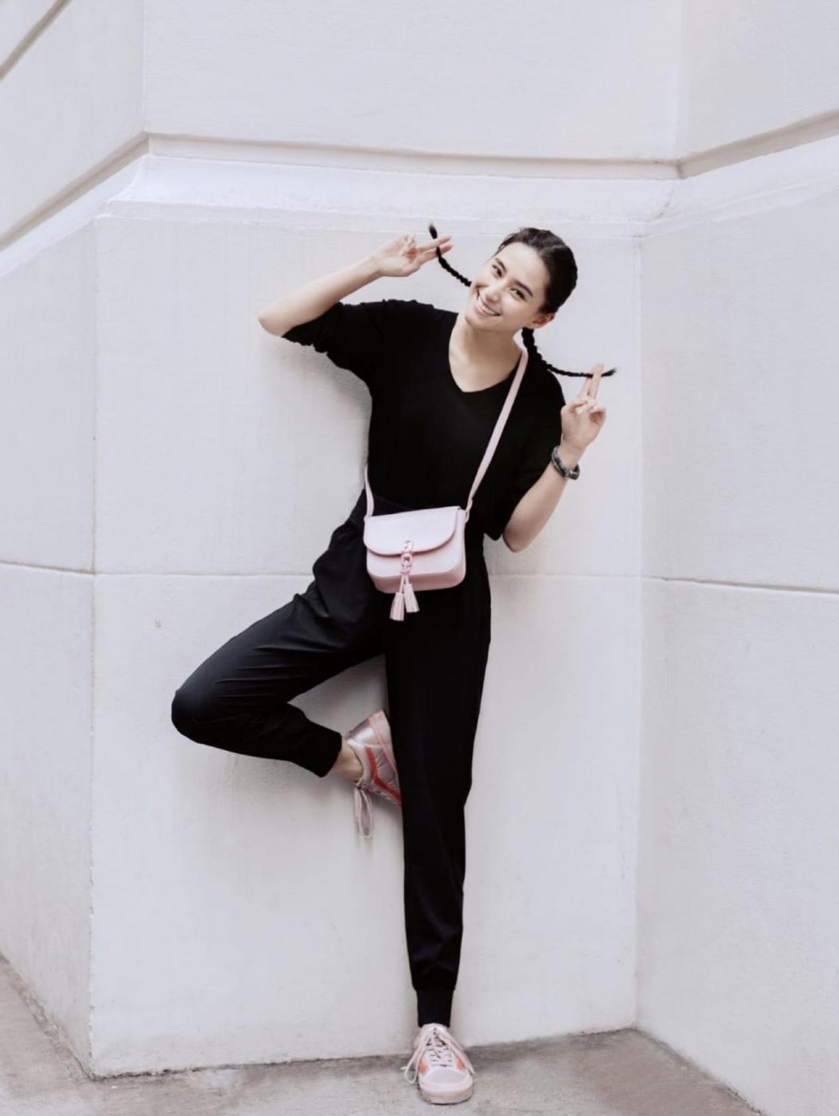 大表姐的时尚圈|何超莲真会穿,衬衫“塞半边”潮流显腿长,黑白色调也能穿得很美