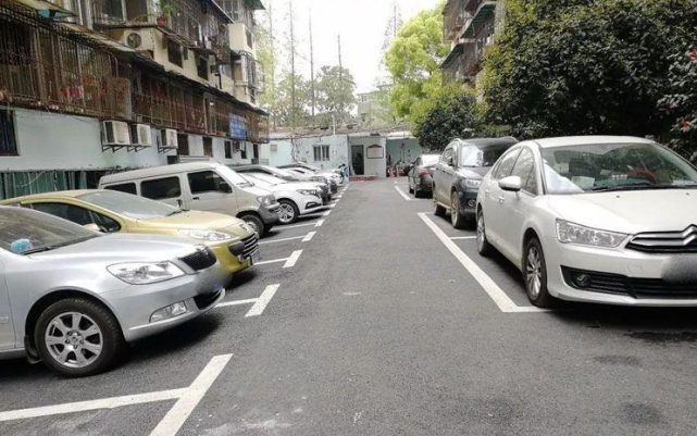 热点微评社 蛮横！男子“拒交”140元停车费，将保安打吐血：事后赔5000元！