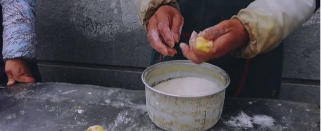 寸步不离的感觉 安徽农村夫妻路边卖特色小吃,5毛一个比拳头大,20年风雨无阻