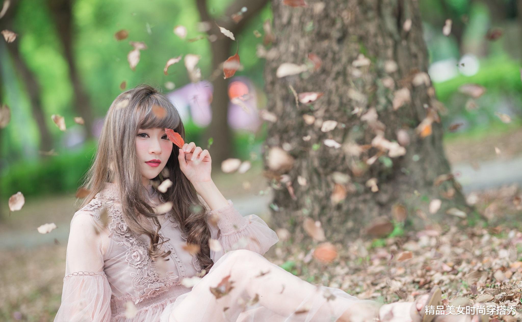 精品美女时尚穿搭秀|豆沙色网纱连衣裙，带有钩花的款式十分浪漫，甜美减龄
