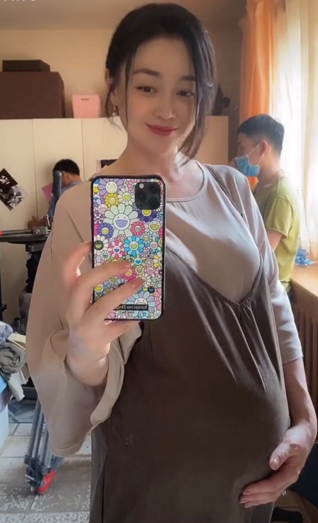 关婷娜|关婷娜穿牛仔辣裤扭网红舞,昔日丰腴身材已不复,醉心事业不恨嫁