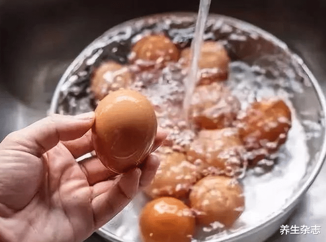 鸡蛋|每天一颗鸡蛋，28岁男子患上胃癌，医生：“1种鸡蛋”比酒伤胃，别再吃