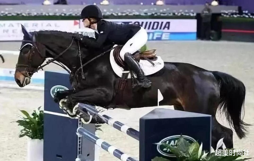 超美时尚社 比尔盖茨长女将大婚！准新娘穿蕾丝裙出街显气质，曾低调穿平价款