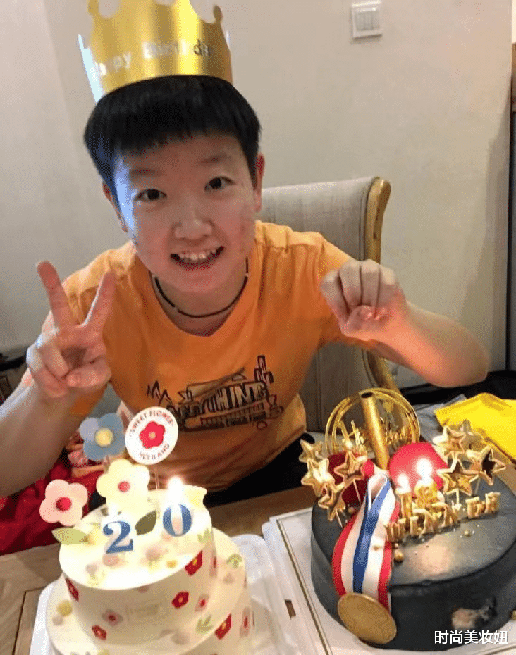 时尚美妆妞|孙颖莎不愧是“团宠”，穿T恤配娃娃脸太可爱，实力摘银太长脸