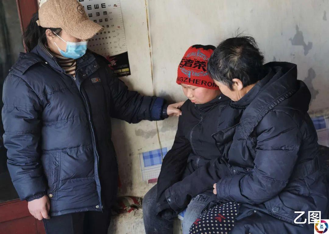 乙图 11岁男童放学后离家出走，被姑姑拦路截回，爸爸听说后眼睛湿润