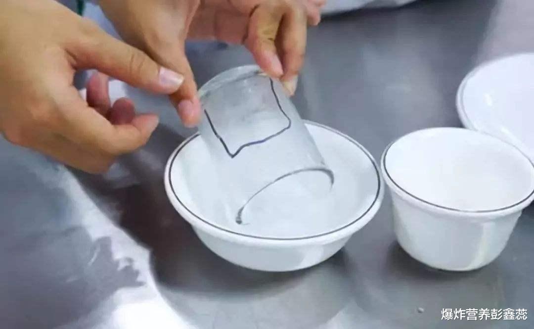 爆炸营养彭鑫蕊|很多人吃饭前都喜欢用热水烫餐具，真能杀菌防癌吗？实验见证真理