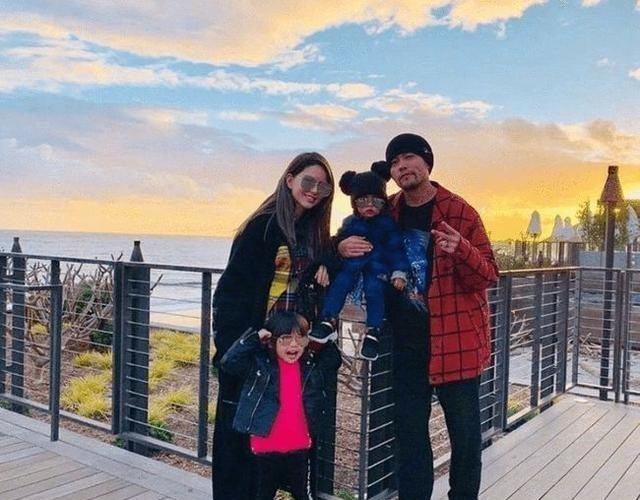 周杰伦|周杰伦女儿正脸罕见曝光！一头棕色长发超浓密，鼻子立体像外国人