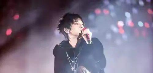 华晨宇|曾是华晨宇同届快男，拍戏摸女性屁股，如今靠演家暴男翻红了？