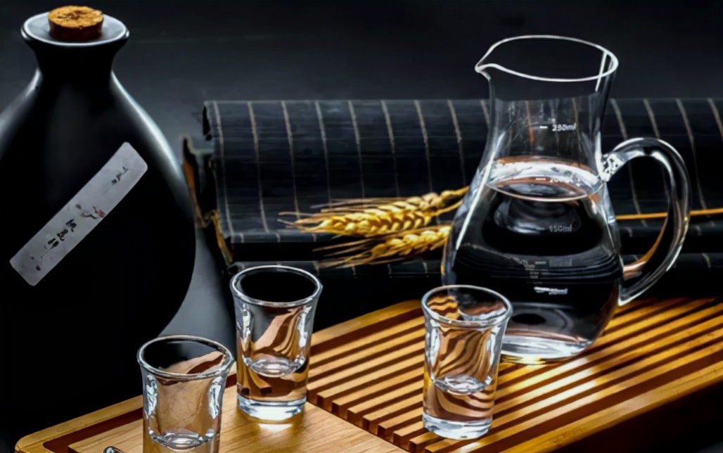 超市里10元一瓶的白酒,到底能不能喝?10元真能买到粮食酒吗?