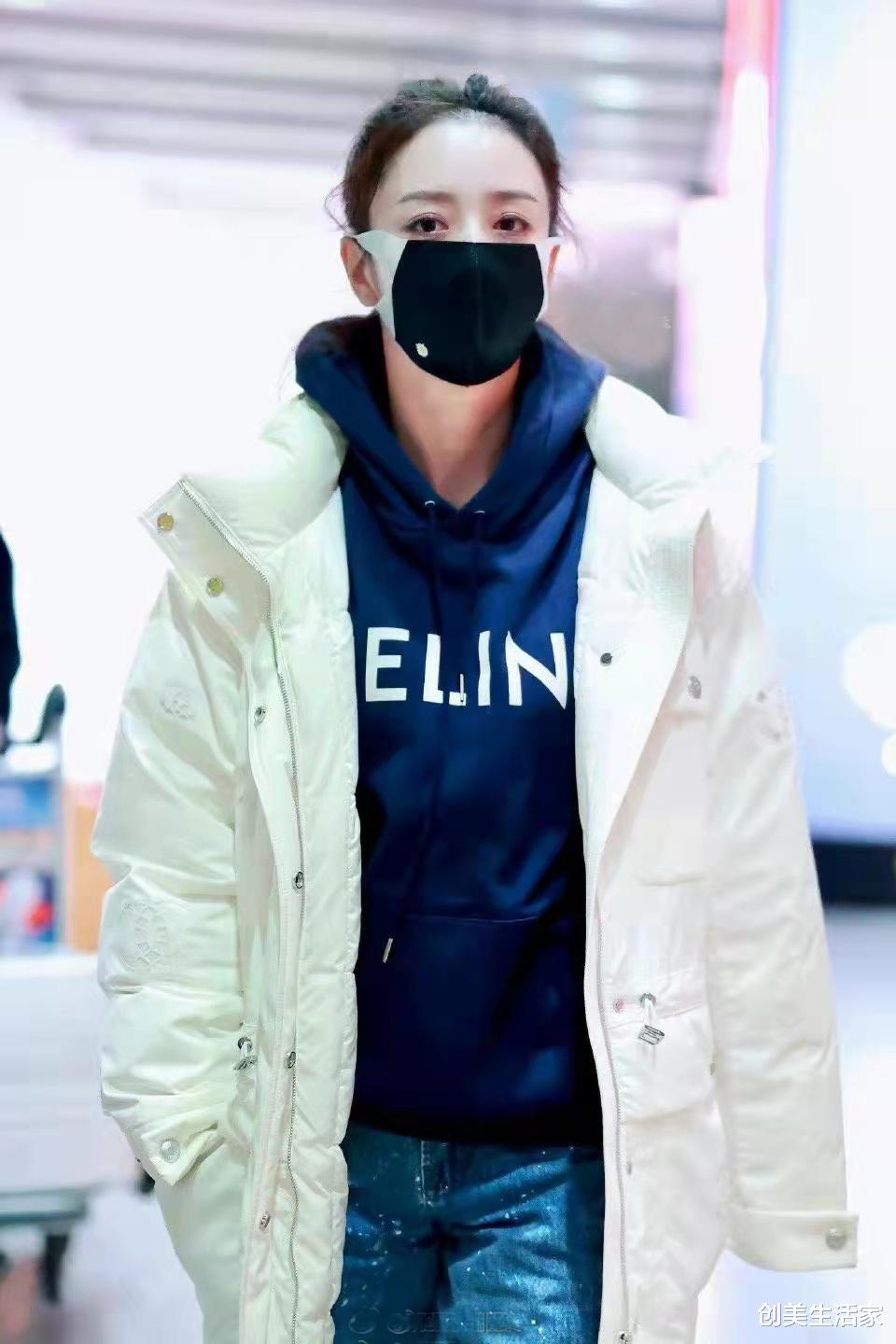 佟丽娅|视协双新副主任佟丽娅，白色羽绒服配直筒牛仔裤，穿出时尚女人味