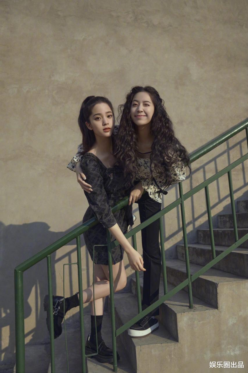 欧阳娜娜|欧阳娜娜和妹妹拍大片，谁留意到妹妹的反应，不红果真有原因